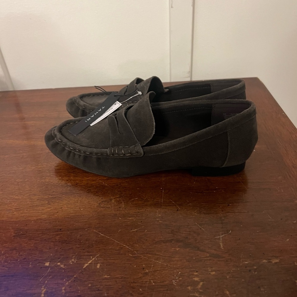 NWT Tahari Women's Dark Brown Suede Loafers size 8 - Picture 4 of 9